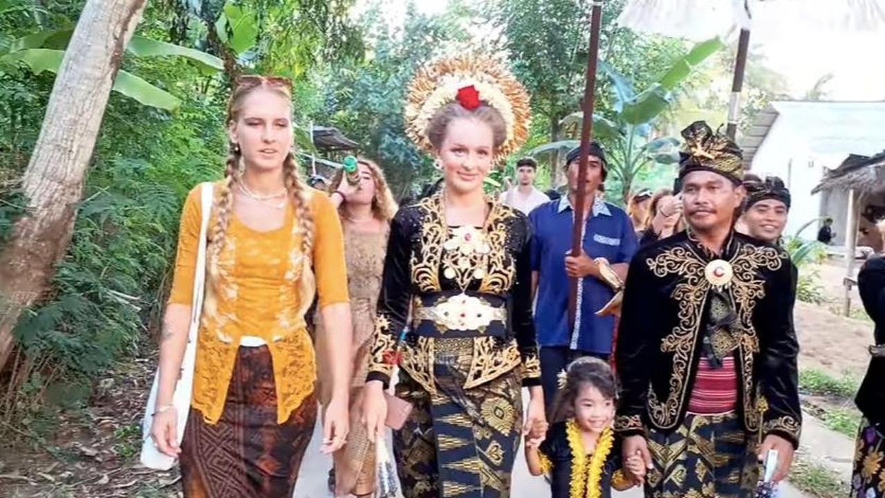 Pria perekam video itu juga tak lupa memberikan ucapan spesial kepada kedua mempelai.<br>