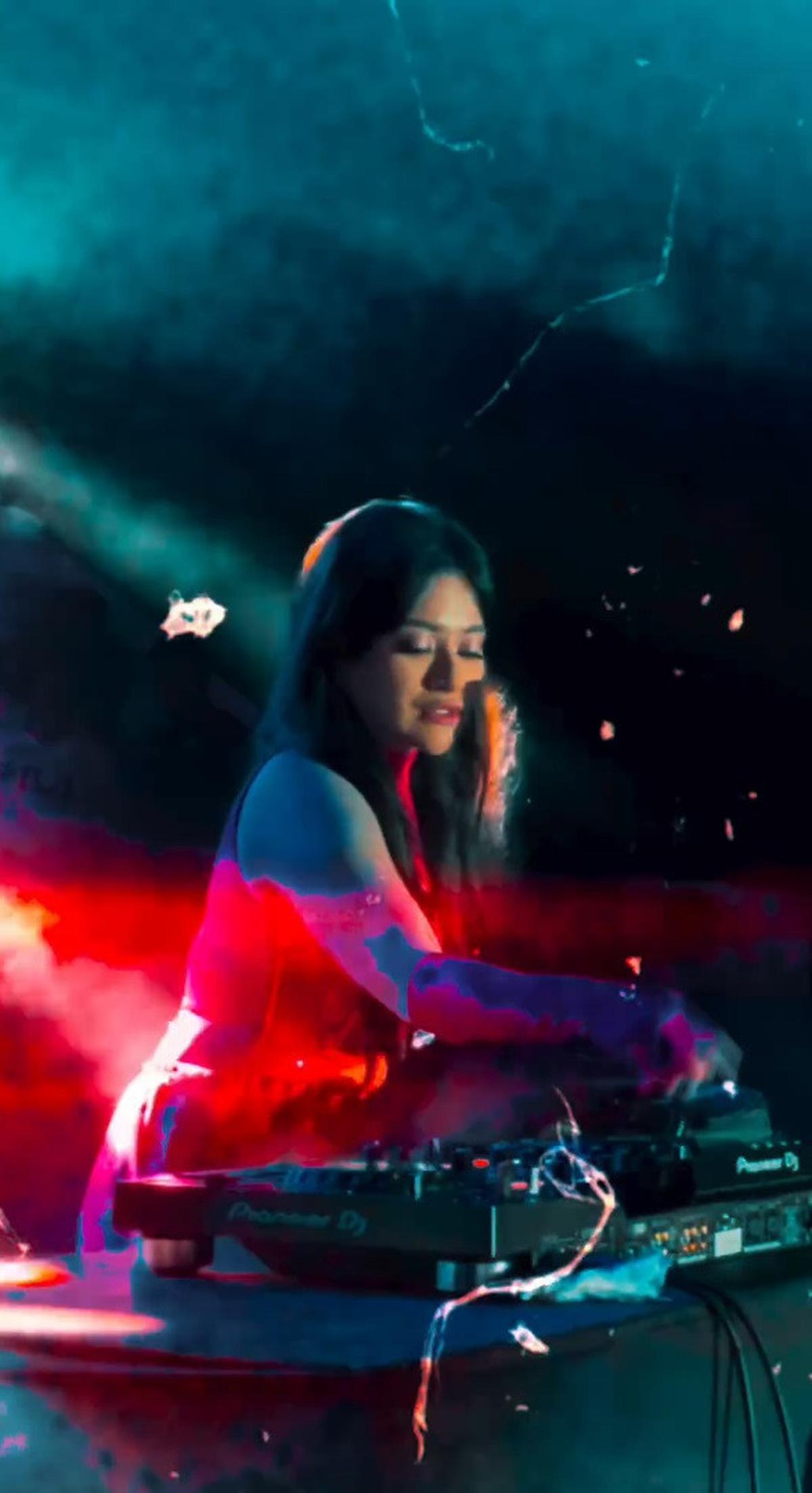 Nathalie Holscher kembali menjadi DJ dan tampil di sejumlah kelab malam. Kembalinya dia ke dunia DJ setelah tampil berhijab menuai beragam reaksi dari netizen, baik pro maupun kontra.<br>