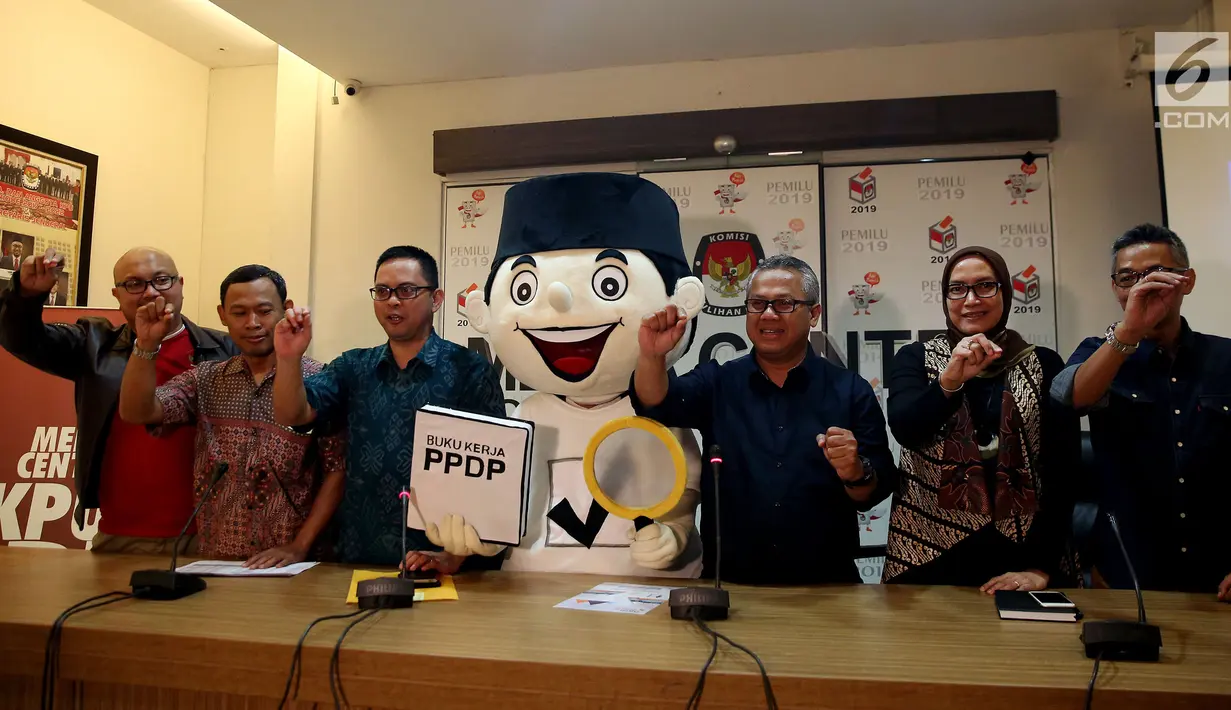 Ketua KPU Arief Budiman (ketiga kanan) bersama Komisioner KPU Wahyu Setiawan, Evi Novida, Viryan Azis, Pramono Ubaid Tanthowi, dan Ilham Saputra (dari kanan) memberikan keterangan pers di Kantor KPU, Jakarta, Minggu (14/1). (Liputan6.com/Johantallo)