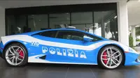 Seluruh bagian Lamborghini Huracan ini dikelir dengan warna biru-putih serupa dengan mobil patroli kepolisian Italia.