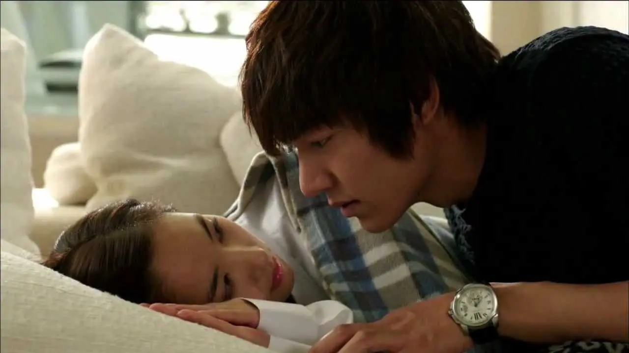 7 Wanita yang Beruntung Berciuman dengan Lee Min Ho