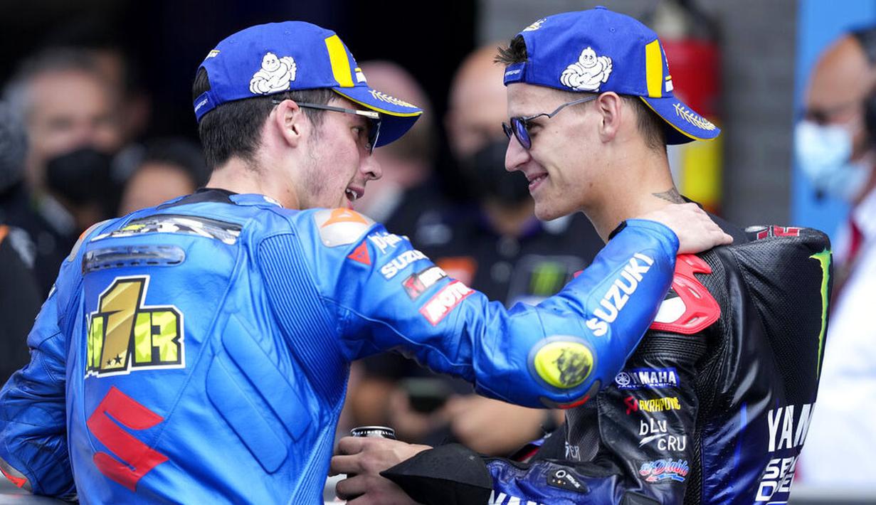 Quartararo menjadi pemenang setelah melahap 26 lap dengan catatan waktu 40 menit 35,031 detik. Dia unggul hingga 2,757 detik atas rekan setimnya, Maverick Vinales yang meraih podium kedua. (AP/Peter Dejong)