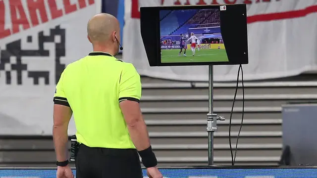 Foto: Melihat Aksi-Aksi Szymon Marciniak, Wasit yang Akan Pimpin Laga Final Liga Champions 2022/2023