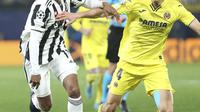 Gelandang Juventus, Juan Cuadrado berebut bola dengan pemain Villarreal, Pau Torres pada pertandingan leg pertama Liga Champions di Estadio de la Ceramica, Spanyol, Rabu (23/2/2022).  Juventus bermain imbang atas Villarreal 1-1.  (AP Photo/Alberto Saiz)