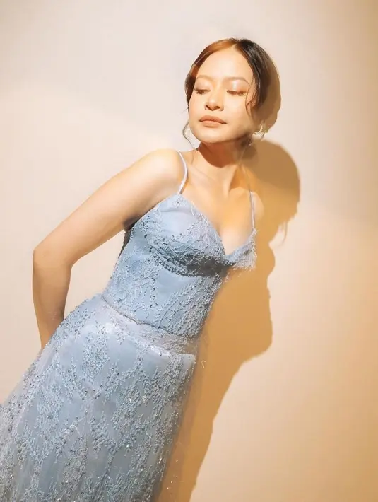 Kala itu make up nya terlihat flawless dan tak banyak perhiasan yang mengisi tubuhnya [instagram/hanggini]