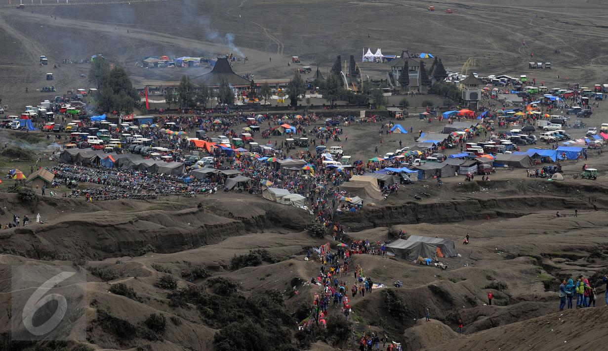 Suasana sekitar Pura Luhur Poten di lautan pasir kawasan Gunung Bromo, Taman Nasional Bromo Tengger Semeru, Jawa Timur, Kamis (21/7). Meski berstatus waspada, intensitas kunjungan ke Gunung Bromo justru meningkat. (Liputan6.com/Helmi Fithriansyah) 