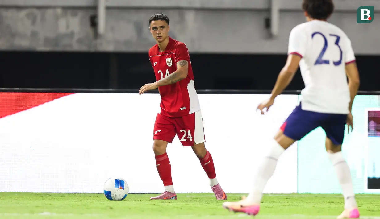 <p>Pemain Timnas Indonesia, Eliano Reijnders menggiring bola dibayangi pemain Chinese Taipei, Wei Pei-Lun dalam laga FIFA Matchday di Stadion Gelora Bung Tomo (GBT), Surabaya, Jumat (06/07/2025). (Bola.com/Abdul Aziz)</p>