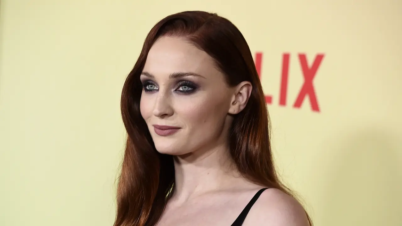 Sophie Turner Tampil Glamor dalam Balutan Gaun Hitam di Pemutaran Film Do Revenge