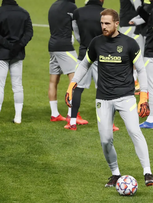 Kiper Atletico Madrid, Jan Oblak mengontrol bola saat mengikuti sesi latihan tim di Moskow, Rusia, Senin (2/11/2020). Atletico Madrid akan bertanding melawan Lokomotiv Moscow pada grup A Liga Champions di Stadion RZD Arena. (Yuri Kochetkov/Pool via AP)