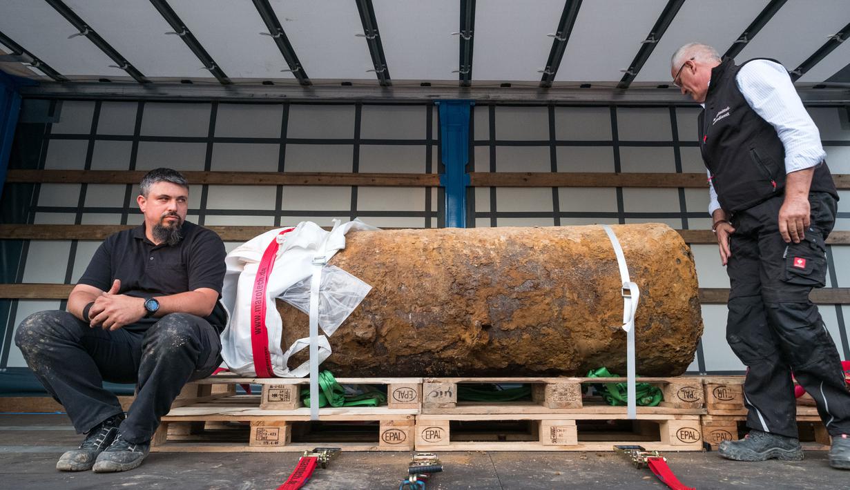 Pakar bom Rene Bennert dan Dieter Schweizler melihat Perang Dunia II di Frankfurt, Jerman, (3/9). Bom tersebut ditemukan di sebuah lokasi konstruksi yang dekat dengan kompleks Goethe University Frankfurt. (AFP Photo/Thomas Lohnes)