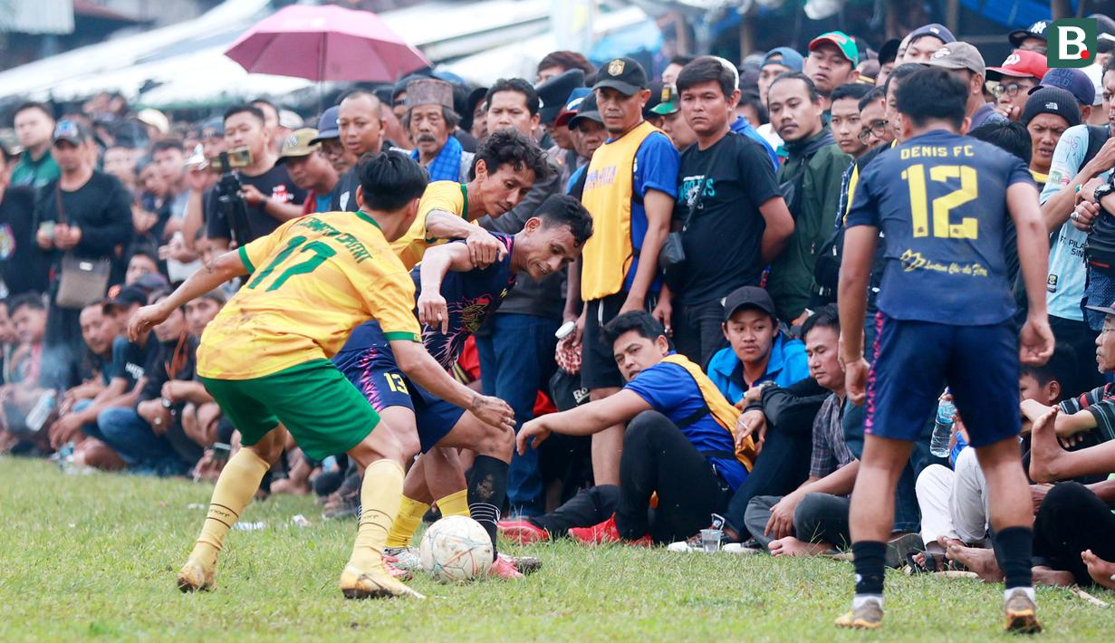 Pertandingan Tarkam atau antar kampung selalu mempunyai daya tarik tersendiri bagi para pecinta sepak bola tanah air. (Bola.com/M Iqbal Ichsan)