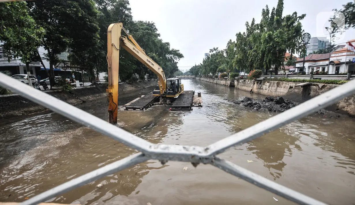 Petugas dari Sudin SDA menggunakan alat berat saat pengerukan lumpur di Kali Pasar Baru, Jakarta, Minggu (23/5/2021). Pengerukan lumpur Kali Pasar Baru yang merupakan aliran Kali Ciliwung itu guna mencegah pendangkalan serta mengantisipasi banjir di musim penghujan. (merdeka.com/Iqbal S Nugroho)