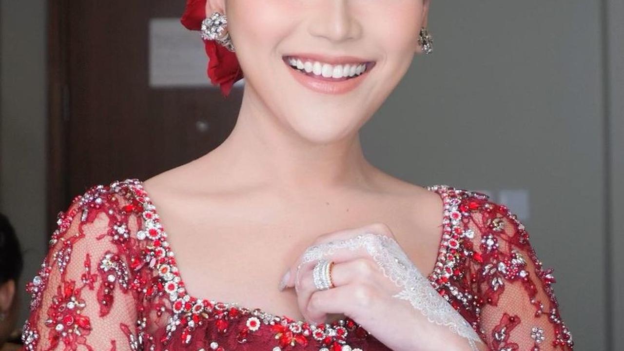 Tampil Dengan Aksesori Seperti Bunga Mawar Merah di Kepala