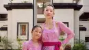 Jennifer Bachdim tampak anggun berkebaya warna pink, kembar dengan putri sulungnya, Kiyomi. (Instagram/jenniferbachdim).
