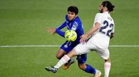 Gelandang Real Madrid, Isco, berusaha menghadang pemain Getafe, Carles Alena, pada laga Liga Spanyol di Stadion Alfonso Perez, Senin (19/4/2021). Kedua tim bermain imbang 0-0. (Photo by PIERRE-PHILIPPE MARCOU / AFP)