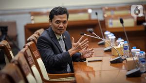 "Atas dasar surat tersebut maka terjadi perubahan susunan Wakil Ketua Komisi III DPR RI dari unsur Fraksi Partai Gerindra, yaitu semula Saudara Almarhum Desmond Junaidi Mahesa, anggota nomor A118 yang telah meninggalkan kita diganti dengan Saudara Habiburokhman nomor anggota A77," jelas Dasco. (Liputan6.com/Faizal Fanani)