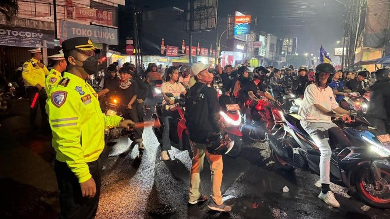 Kapolres Karawang Turun Langsung Kawal Pengamanan Konvoi Bobotoh Rayakan Juara BRI Super League
