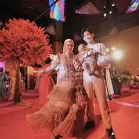 Unggahan itu langsung dibanjiri beragam komentar netizen. Banyak yang terpukau dengan penampilan Dinda Hauw. (Instagram/rey_mbayang).