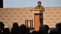 Wapres Jusuf Kalla memberikan sambutan pada acara Tropical Landscape Summit (TLS): A Global Investment Opportunity 2015 di Jakarta, Senin (27/4/2015). Greenpeace mendukung penuh pemerintah dalam mempromosikan investasi hijau. (Liputan6.com/Faizal Fanani)