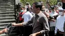 <p>Presiden Joko Widodo membagikan kaos kepada warga saat kunjungan ke Pura Tirta Empul yang terletak di belakang Istana Tampaksiring, Gianyar, Bali (Jumat (6/5/20222). (merdeka.com/Arie Basuki)</p>