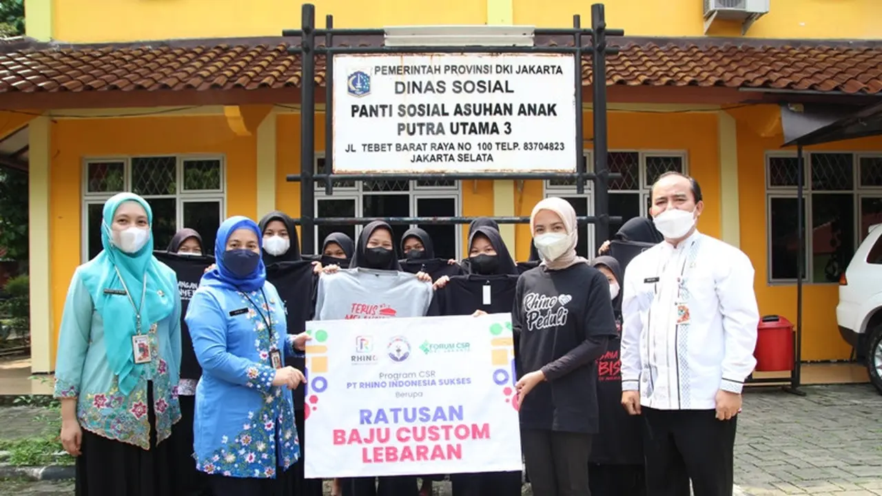 Dinsos DKI dan Rhino Indonesia membagikan ratusan baju custom ke panti asuhan (Istimewa)