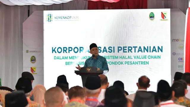Menteri Koperasi dan UKM Teten Masduki dalam acara Korporatisasi Pertanian Dalam Mendukung Ekosistem Halal Value Chain Berbasis Koperasi Pondok Pesantren (Kopontren) di Ponpes Al-Ittifaq, Kabupaten Bandung, Selasa (22/3/2022).