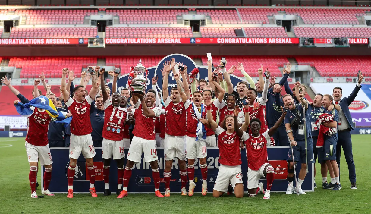 Selebrasi pemain Arsenal setelah mengalahkan Chelsea dan keluar sebagai juara FA Cup 2019/2020.  Arsenal menjadi klub di liga Inggris dengan raihan trofi Piala FA terbanyak. 14 trofi Piala FA terkumpul dilemari Arsenal yang mereka dapatkan pertama kali pada musim 1929/30. (AFP/Pool/Catherine Ivill)