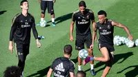 Bek Real Madrid Eder Militao (kanan) berlatih bersama rekan setimnya di Real Madrid's Sport City, Madrid, Spanyol, Jumat (16/8/2019). Real Madrid terus mempersiapkan debut perdananya di Liga. (JAVIER SORIANO/AFP)