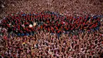 Festival berakhir pada tanggal 14 Juli tengah malam, ditandai dengan dinyanyikannya 'Pobre de Mi'. (AP Photo/Alvaro Barrientos)