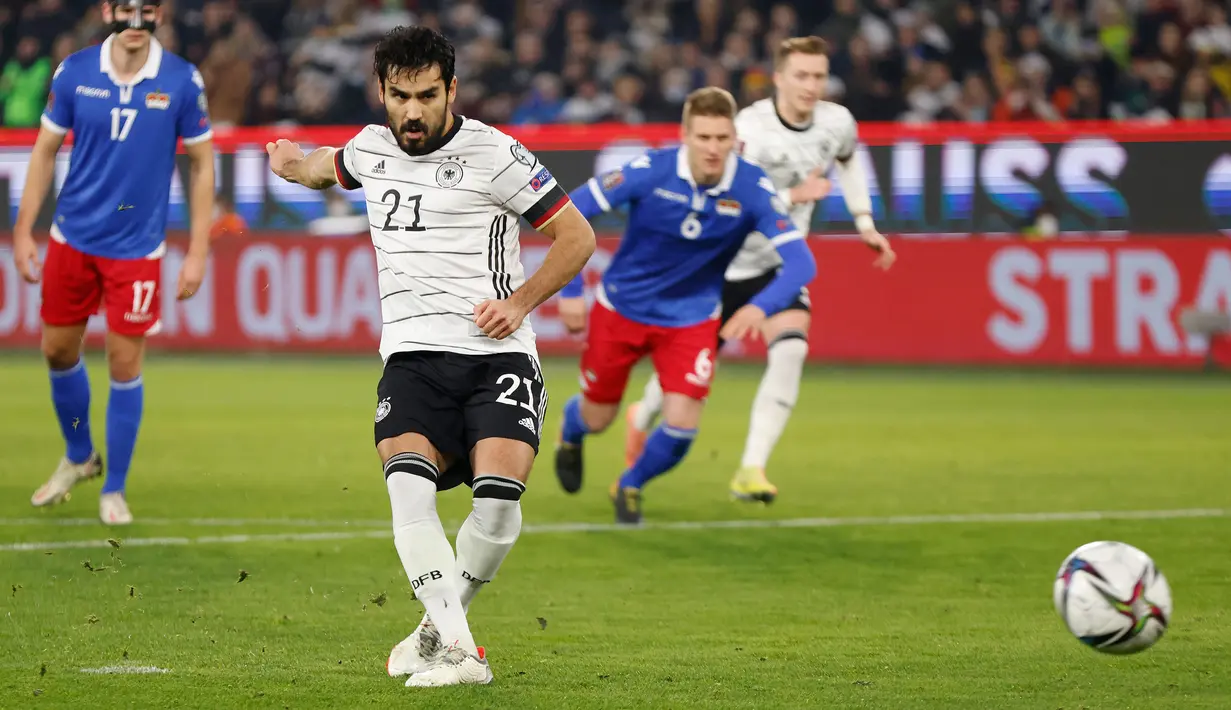 Ilkay Gundogan sukses membuka keunggulan lewat eksekusi tendangan penalti sekaligus membuka rentetan empat gol di babak pertama. Tiga gol lainnya tercipta dari gol bunuh diri Kaufmann di menit ke-20, Leroy Sane di menit ke-22, dan Marco Reus di menit ke-23. (AFP/Odd Andersen)