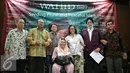 Mantan Ibu Negara RI ke-4, Sinta Nuriyah Wahid berfoto bersama usai acara Konferensi Pers Bersama Tokoh Lintas Iman di Rumah Pergerakan Griya Gusdur, Jakarta, Kamis (4/2/2016). (Liputan6.com/Faizal Fanani)