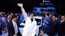 Jackie Chan menyapa awak media saat menghadiri peluncuran mobil Buick Velite 5 Hybrid di pameran Shanghai Auto Show 2017 di Shanghai, China, (18/4). Mobil ini dapat mencapai 116 km dengan sekali charge. (AP Photo / Ng Han Guan)