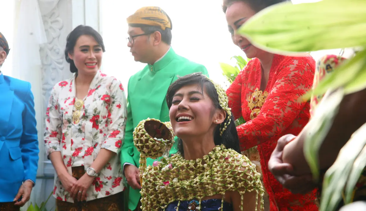 Keluarga Keraton Mangkunegaran sendiri juga bakal menjadi saksi pernikahan Rasti dan Arie. Meski masih kerabat keraton, pernikahan R. A. Ardina Rasti Widiani tidak banyak mengusung adat. (Nurwahyunan/Bintang.com)