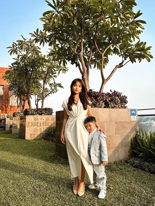 Penampilan Fuji ini sontak mendapatkan banyak pujian penggemar. Fuji dengan rambut panjang dinilai memiliki aura yang mahal. Apa kamu juga setuju, Sahabat FIMELA? [Foto: Instagram/fuji_an]