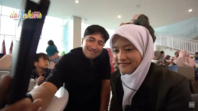Irfan Hakim Jenguk Kedua Putri Kembarnya di Pesantren