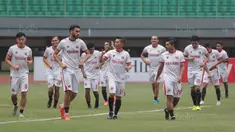 Para pemain Persija Jakarta melakukan pemanasan saat sesi latihan di Stadion Patriot Bekasi, Sabtu (11/11/2017). Latihan tersebut jelang melawan Bhayangkara FC. (Bola.com/Nicklas Hanoatubun)