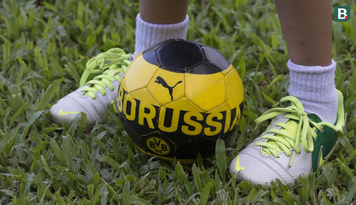 Kaki dari anak dari Stefano Teco, yang bernama Romario, bermain saat latihan Persija Jakarta di Lapangan Sutasoma, Jakarta, Minggu (25/2/2018). Ketika ayahnya bekerja sang anak asyik bermain sepak bola. (Bola.com/Aspirilla Dwi Adha)