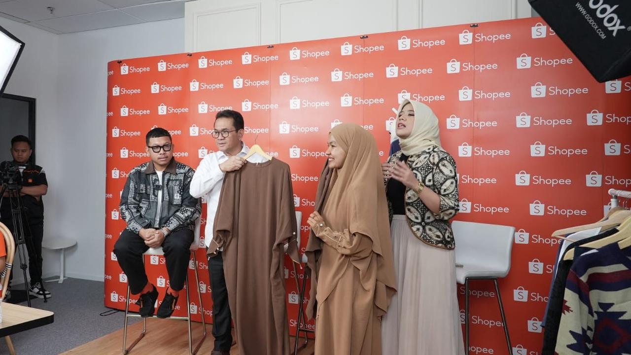 Mendag Budi Santoso Live Shopping Produk Lokal