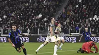 Pemain Inter Milan Lautaro Martinez menjebol gawang Juventus (AP)