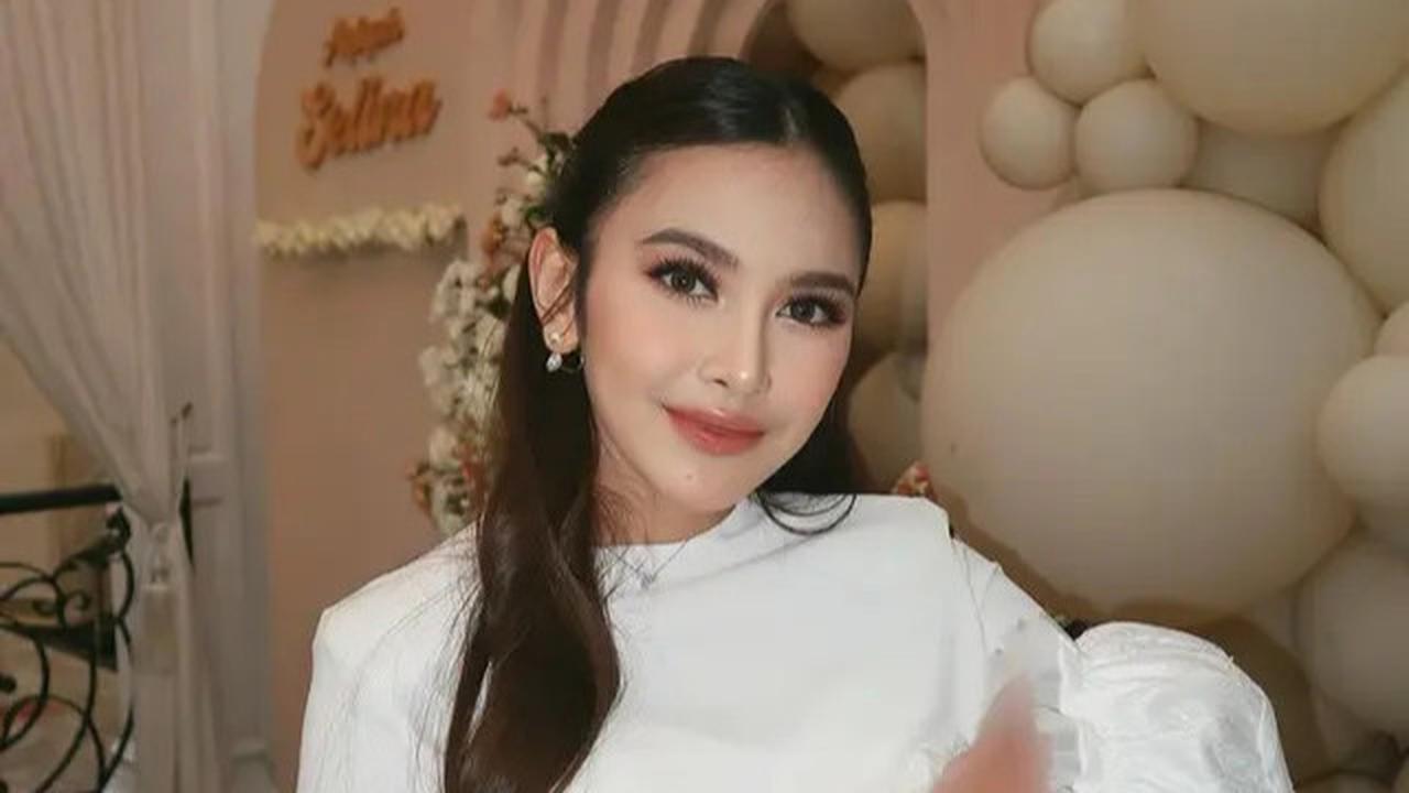 6 Potret Penampilan Mahalini di Akikah Selina, Bak Kakak Adik ketika Gendong Anaknya