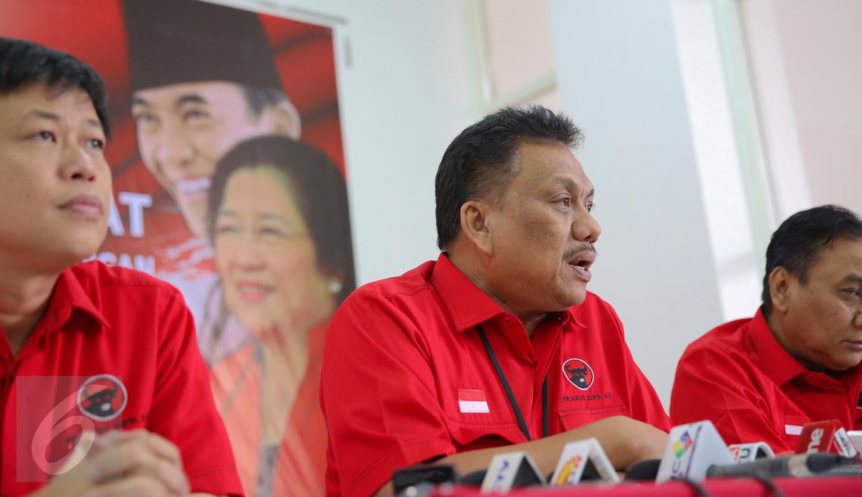 Ketua Fraksi PDIP Olly Dondokambey (tengah) memberikan keterangan pers usai rapat koordinasi di DPP PDIP, Jakarta, Kamis (17/9/2015). Dalam rapat Megawati meminta kepada fraksi untuk turun ke bawah sukseskan pilkada serentak. (Liputan6.com/Faizal Fanani)