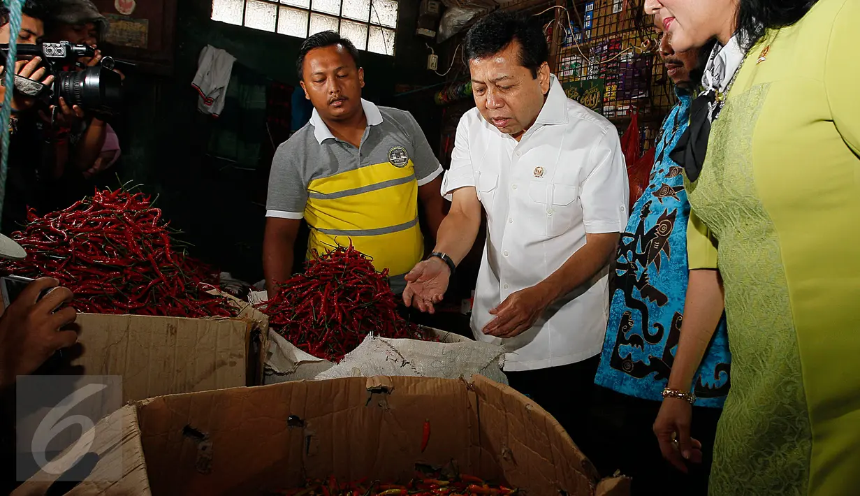 Ketua DPR RI Setya Novanto saat sidak harga cabai dan sejumlah komoditi di Pasar Induk Kramat Jati, Jakarta Timur, Kamis (12/1). Kenaikan ini disebabkan salah satunya faktor cuaca yang membuat banyak cabai rusak. (Liputan6.com/Johan Tallo)