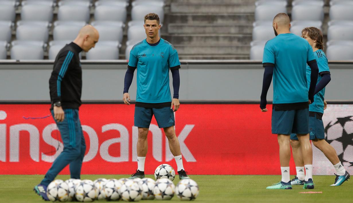 Pemain Real Madrid, Cristiano Ronaldo (dua kiri) pemanasan saat sesi latihan di Munich, Jerman, Selasa (24/4). Real Madrid akan dijamu Bayern Munchen pada leg pertama semifinal Liga Champions. (AP Photo/Matthias Schrader)