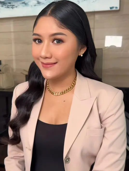 Pulasan makeup natural flawless karya @fidelhertamakeup pun membuat kecantikan sang bumi kian terpancar. [@fidelhertamakeup/@erinagudono]