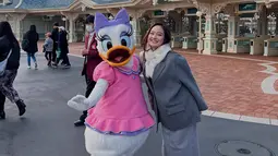 Seru main ke Disneyland, Salsha banyak abadikan momen di media sosial Instagramnya. Tidak sedikit yang memuji penampilannya karena tampil simpel namun menawan. Banyak para penggemar pun penasaran dengan siapa Salsha liburan ke Jepang kali ini. (Liputan6.com/IG/@salshabillaadr)