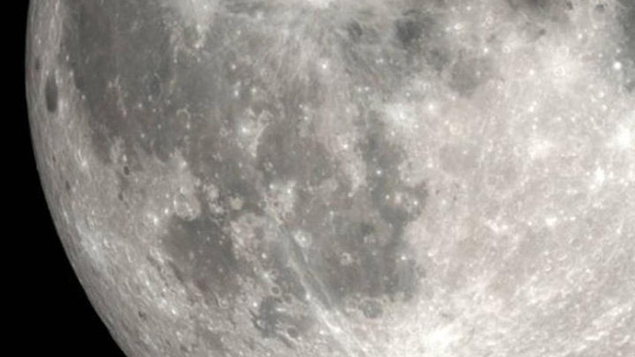 Permukaan Bulan Berwarna Gelap Ini Dipastikan Ilmuwan Berusia 200 Juta Tahun, Lebih Tua dari Perkiraan