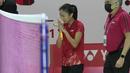 Tunggal putri Singapura, Yeo Jia Min memutuskan mundur di BWF World Tour Finals 2021 usai mengalami cedera lutut. Sang pemain tak melanjutkan pertandingan saat melawan wakil Thailand, Busanan Ongbamrungphan. (AP/Dita Alangkara)