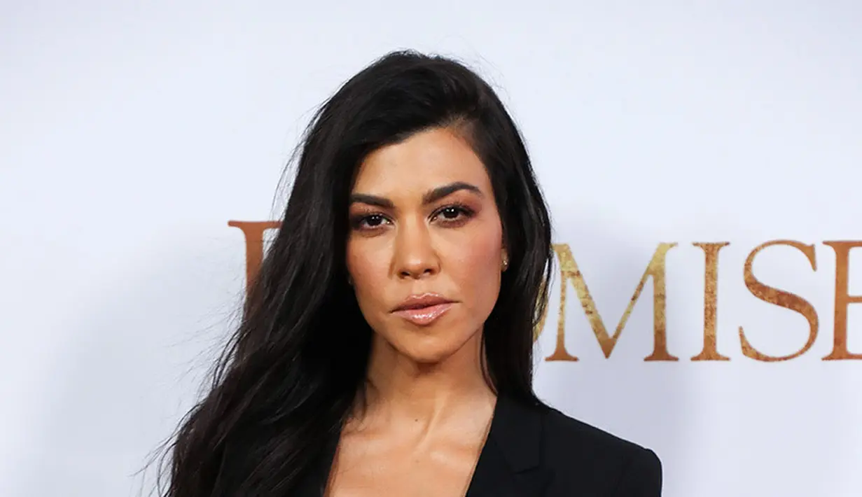 Kourtney Kardashian pun kerap tak melukiskan senyum di bibirnya dan tetap terlihat seksi. (REX/Shutterstock/HollywoodLife)