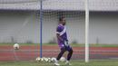 Kiper Persita Tangerang gagal menangkap bola saat latihan di Stadion Sport Center, Tangerang, Selasa (28/5). Latihan ini persiapan jelang laga Liga 2 2019. (Bola.com/Vitalis Yogi Trisna)