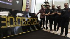 Sekjen PASI, Tigor Tanjung, dan jajaran Maybank saat konfrensi pers lomba lari Maybank Marathon ke-9 di Sentra Senayan, Jakarta, Rabu (5/2). Gelaran Maybank Marathon ke-9 ini diadakan di Bali. (Bola.com/Yoppy Renato)